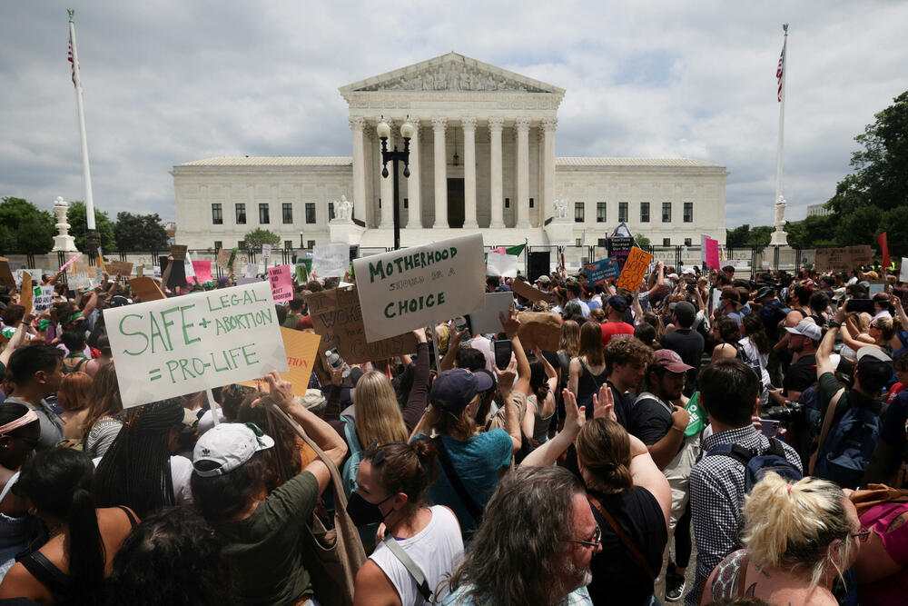 <p>Širom SAD danas su održani protesti zbog odluke Vrhovnog suda da ukine pravo na abortus</p>