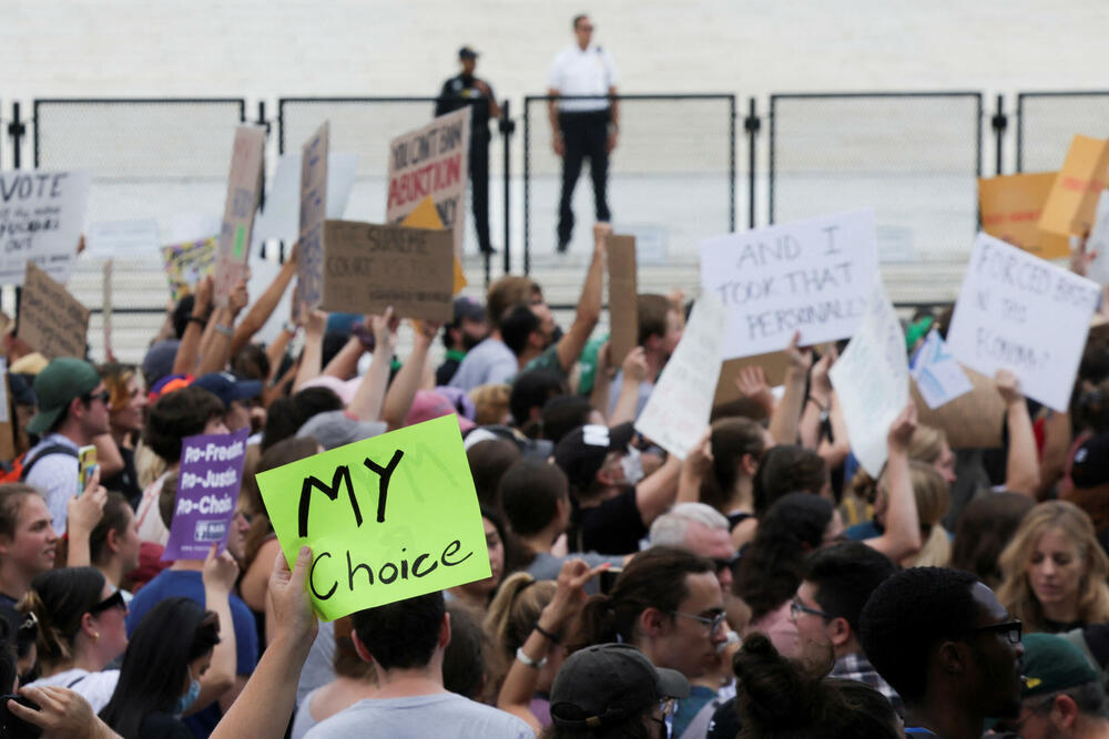 <p>Širom SAD danas su održani protesti zbog odluke Vrhovnog suda da ukine pravo na abortus</p>