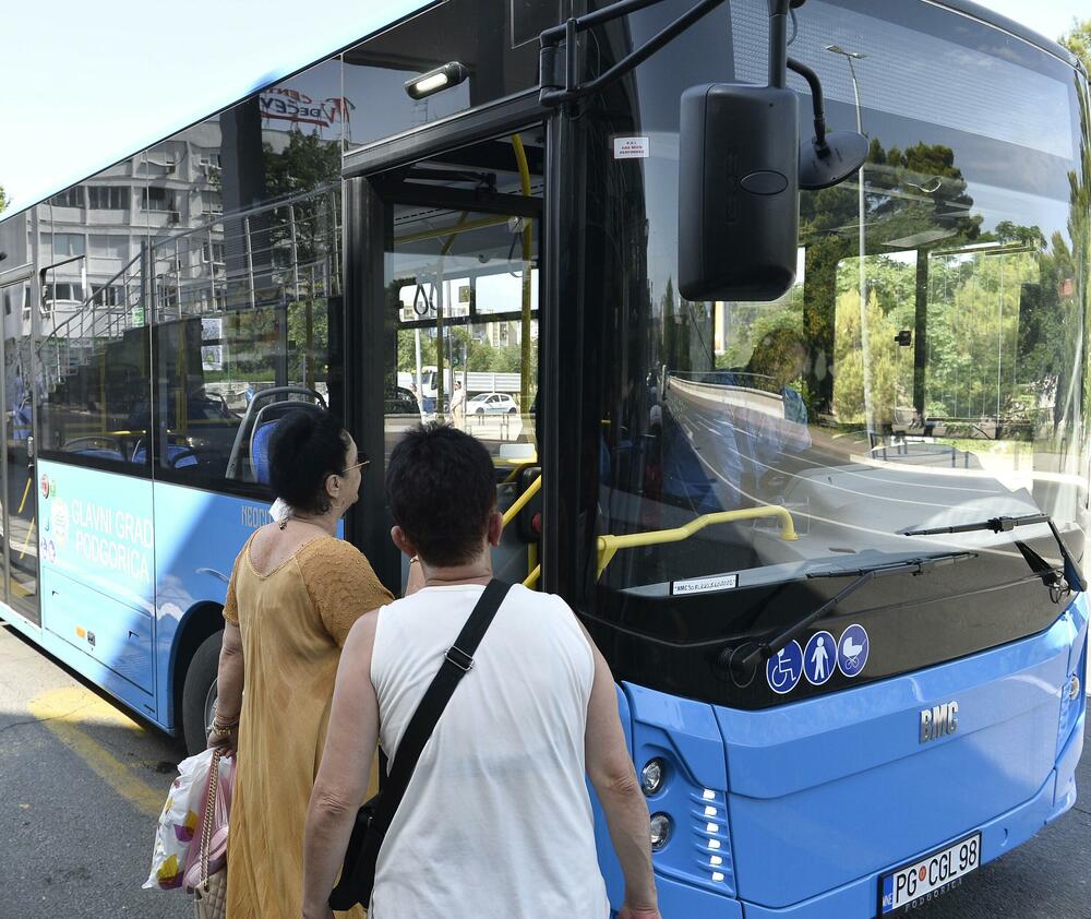 <p>Novi autobusi su moderni, savremeni, te prilagođeni potrebama osoba sa invaliditetom, saopšteno je ranije iz lokalne samouprave</p>