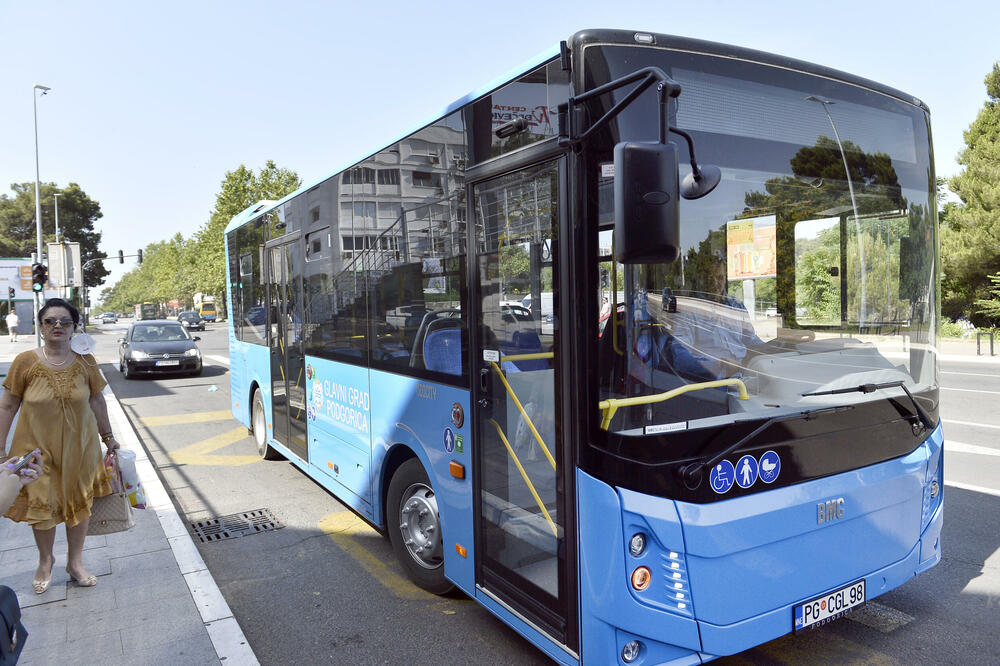<p>Novi autobusi su moderni, savremeni, te prilagođeni potrebama osoba sa invaliditetom, saopšteno je ranije iz lokalne samouprave</p>