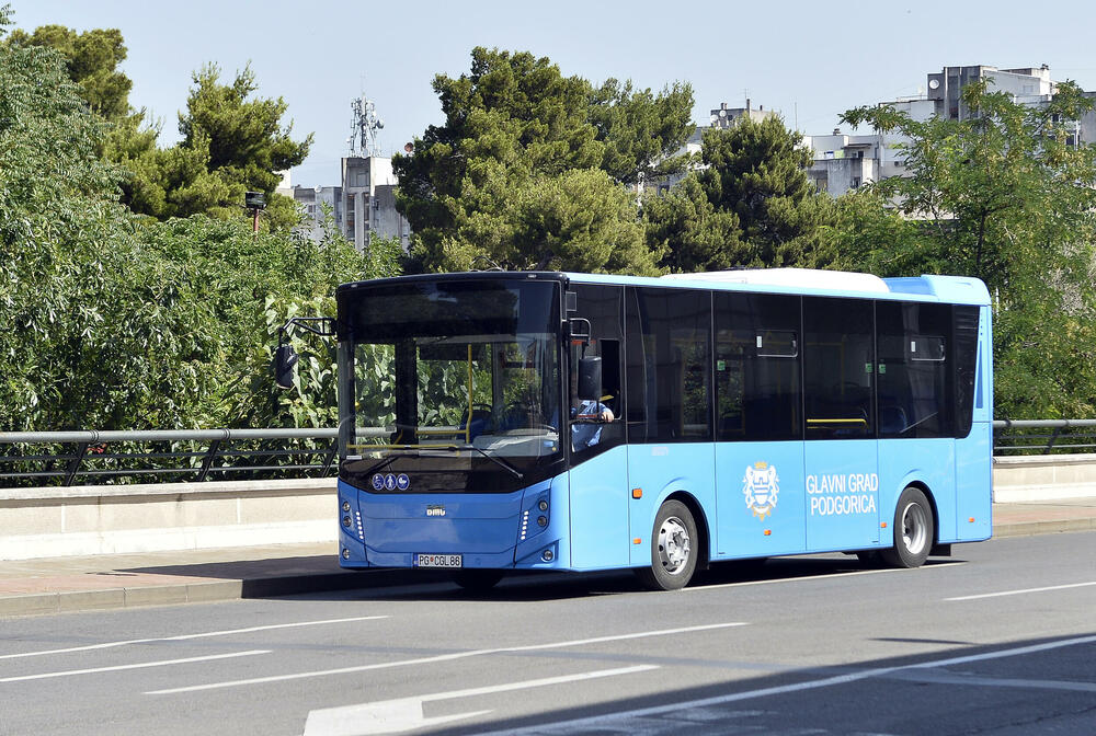 <p>Novi autobusi su moderni, savremeni, te prilagođeni potrebama osoba sa invaliditetom, saopšteno je ranije iz lokalne samouprave</p>