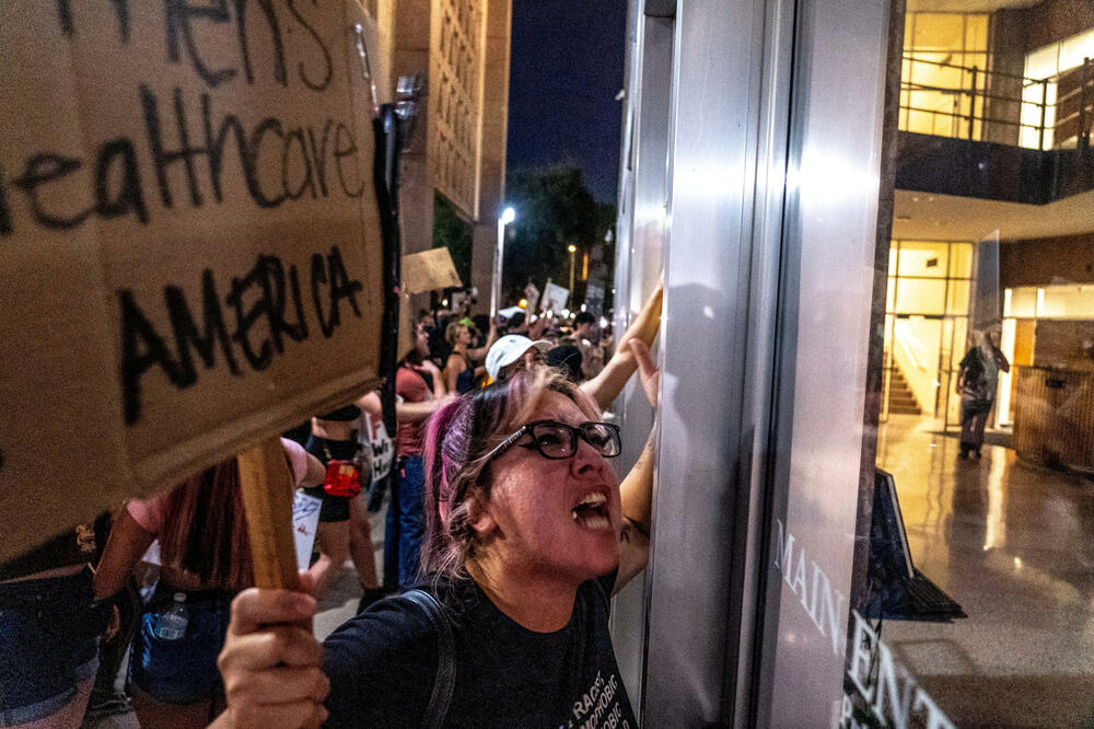 Protest aktivista za pravo na abortus ispred Senata Arizone, Foto: Rojters