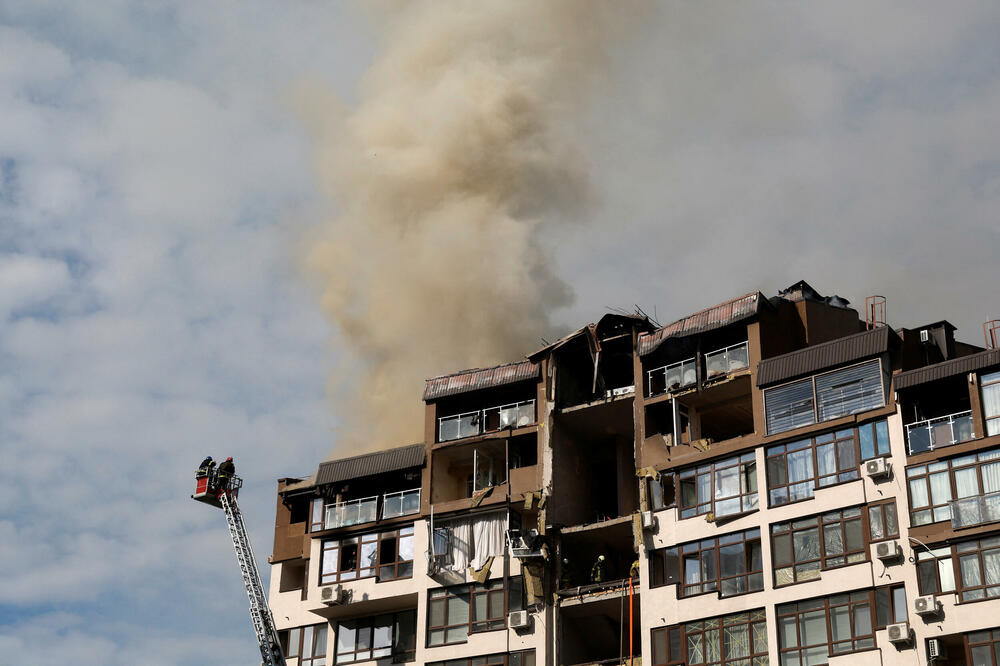 Jedna od uništenih zgrada u jutrošnjim eksplozijama u Kijevu, Foto: Reuters