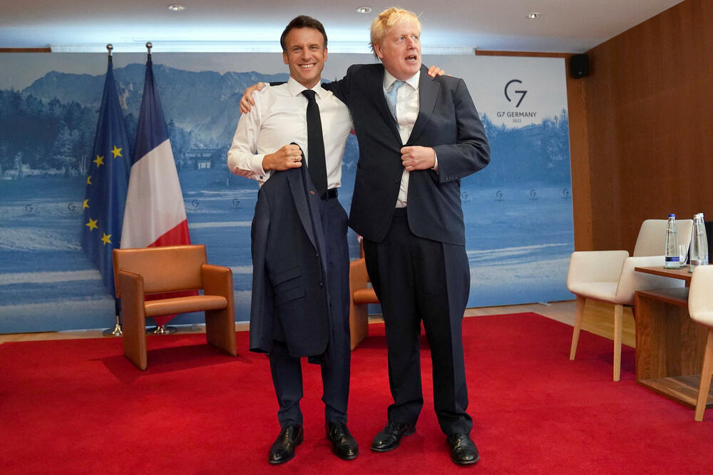 Džonson i Makron tokom razgovora na Samitu G7, Foto: Reuters