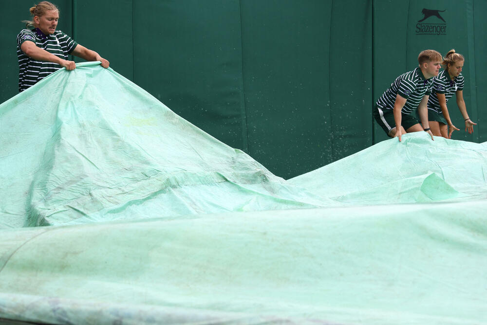 <p>Prvi dan takmičenja na Vimbldonu prekinut je zbog kiše posle samo 40 minuta otkako su mečevi počeli</p>