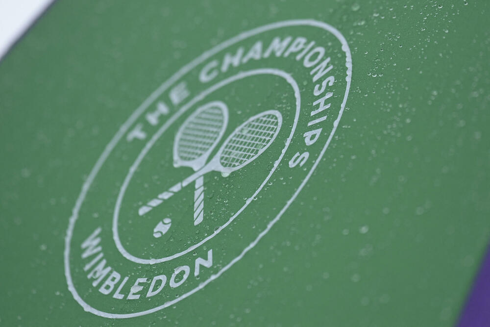 <p>Prvi dan takmičenja na Vimbldonu prekinut je zbog kiše posle samo 40 minuta otkako su mečevi počeli</p>