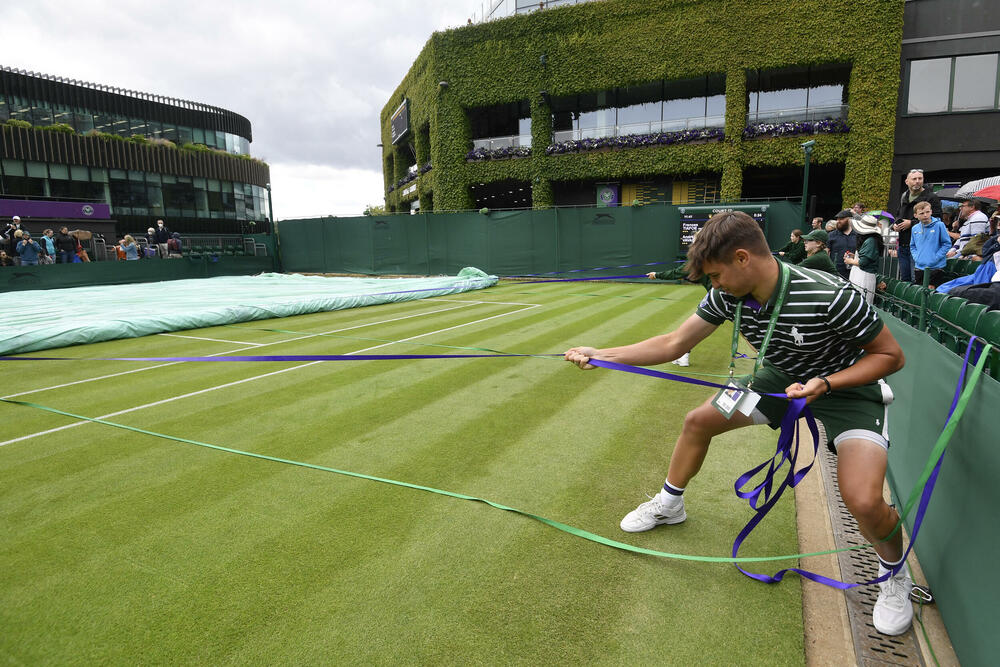 <p>Prvi dan takmičenja na Vimbldonu prekinut je zbog kiše posle samo 40 minuta otkako su mečevi počeli</p>