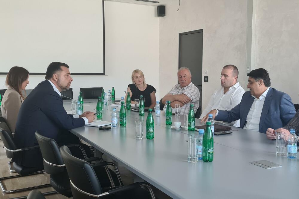 Sa sastanka, Foto: MERT