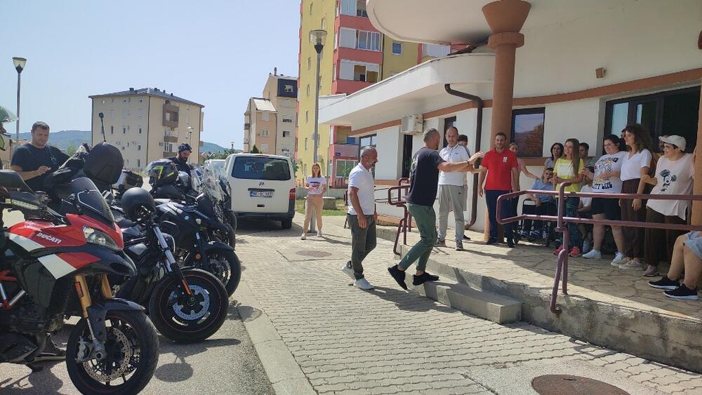 <p>"Ovakve posjete znače puno za naše korisnike. To je i skretanje pažnje na njih. Društvena sredina se na neki način okrenula i razvila se svijest kod naroda i ovoga je sve češće, a i mi sve češće boravimo van ustanove. Ovo je neka nova priča", kazao je direktor Dnevnog centra Radovan Draganić</p>