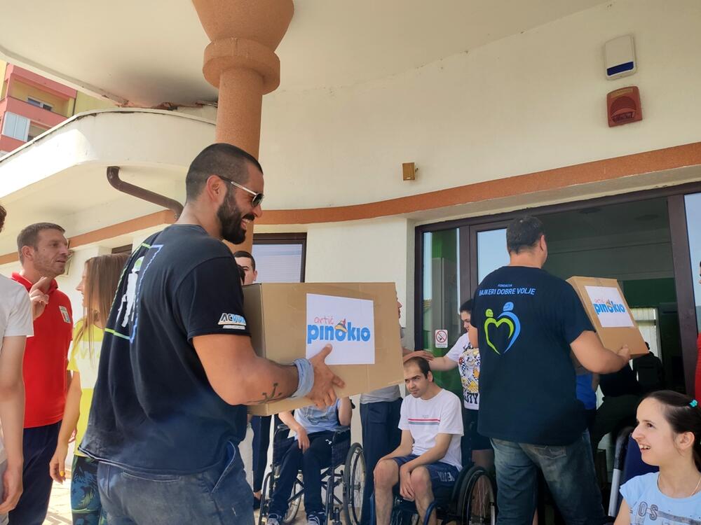 <p>"Ovakve posjete znače puno za naše korisnike. To je i skretanje pažnje na njih. Društvena sredina se na neki način okrenula i razvila se svijest kod naroda i ovoga je sve češće, a i mi sve češće boravimo van ustanove. Ovo je neka nova priča", kazao je direktor Dnevnog centra Radovan Draganić</p>