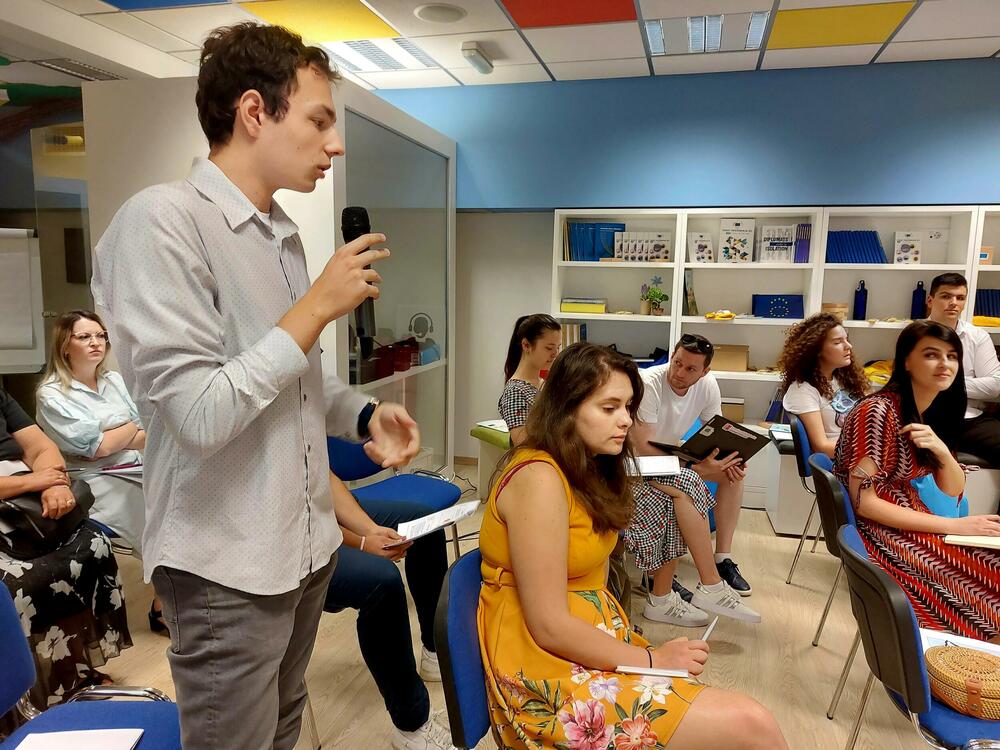 <p>"Više od 40% mladih nije se registrovalo na Zavodu za zapošljavanje, i kao najčešći razlog ističu da ne vide korist od registracije. Mladi najvećim dijelom nijesu uključeni u programe i obuke neformalnog obrazovanja (75,8%), jer smatraju da im dodatna edukacija ne bi pomogla prilikom pronalaska zaposlenja ili napredovanja u poslu"</p>