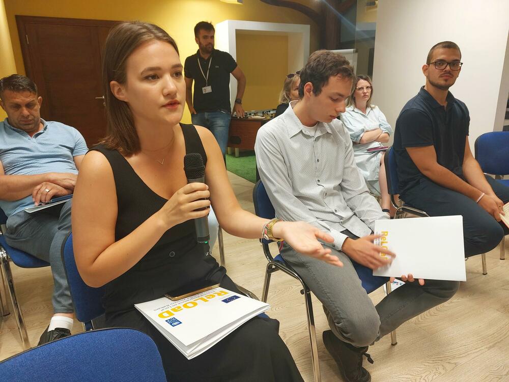 <p>"Više od 40% mladih nije se registrovalo na Zavodu za zapošljavanje, i kao najčešći razlog ističu da ne vide korist od registracije. Mladi najvećim dijelom nijesu uključeni u programe i obuke neformalnog obrazovanja (75,8%), jer smatraju da im dodatna edukacija ne bi pomogla prilikom pronalaska zaposlenja ili napredovanja u poslu"</p>