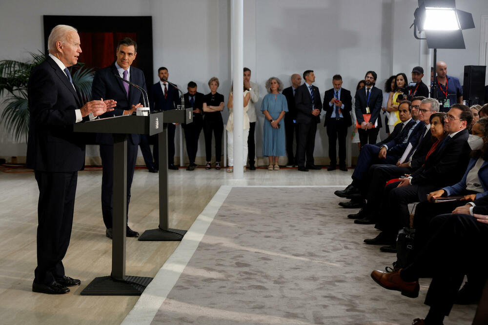 Sa NATO samita u Madridu: Za govornicom predsjednik SAD Džozef Bajden i premijer Španije Pedro Sančez, Foto: Reuters