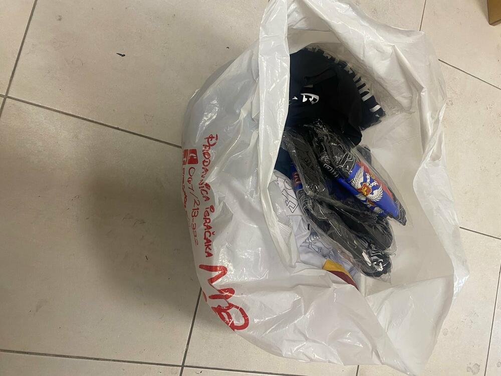 <p>Prošle godine je zbog "izazivanja nacionalne i vjerske mržnje i netrpeljivosti", uhapšen crnogorski državljanin Risto Jovanović. On je u potom 21. jula osuđen na novčanu kaznu od 6.700 evra i pušten je iz pritvora ali mu je zabranjen ulazak na teritoriju Kosova u narednih pet godina</p>