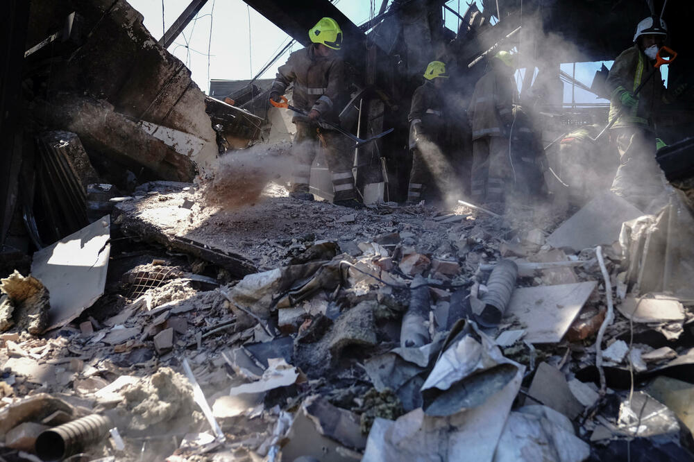 Vatrogasci tragaju za preživjelima u ruševinama tržnog centra u Kremenčuku, Foto: REUTERS