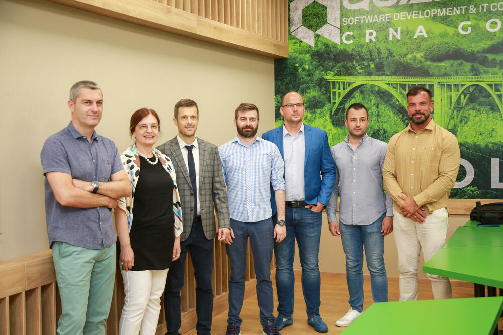 <p>Zajedno, gradimo put do znanja koje pravi razliku.</p>