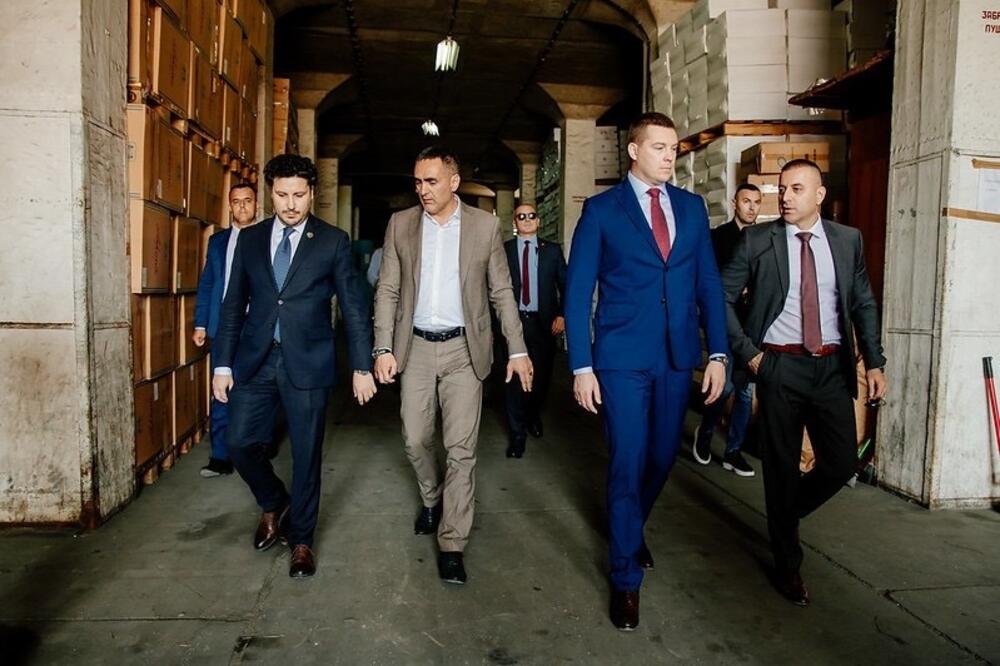 Budžetski deficit nadomjestiće taksama na zaplijenjeni duvan: Abazović i ministar finansija Aleksandar Damjanović u Luci Bar, Foto: Vlada