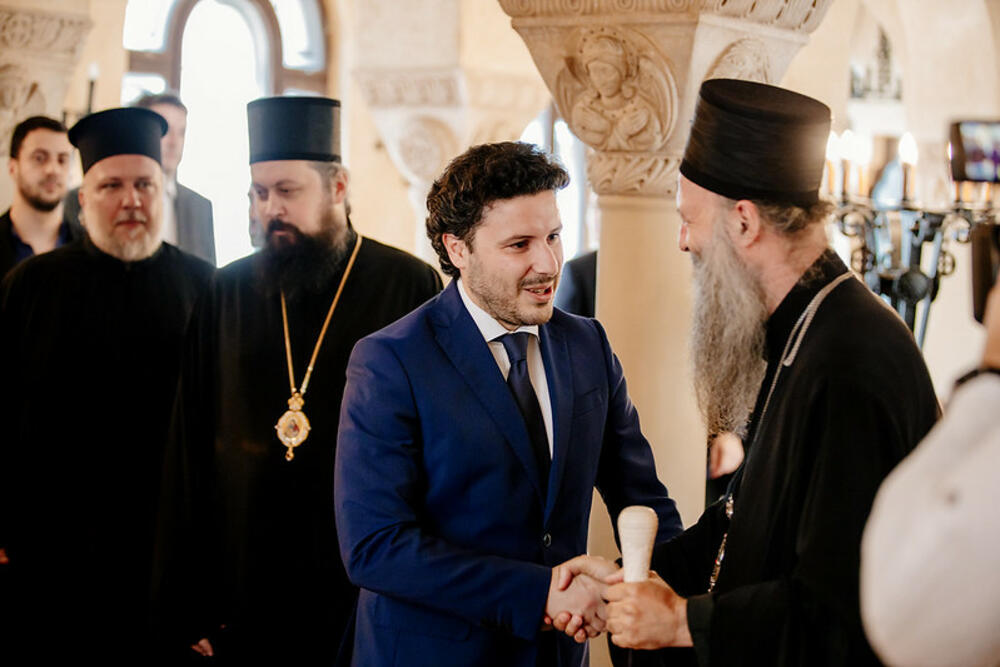 <p>U delegaciji s Abazovićem su ministar finansija Aleksandar Damjanović i premijerov savjetnik za pravna pitanja Ivo Šoć</p>