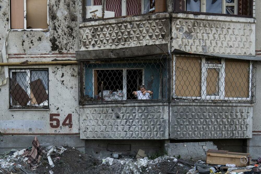 Stanovnik zgrade broj 54 u Saltivki gleda sa balkona krater od granate ispod sebe. „Ovo je ruski svet", kaže on, Foto: BBC