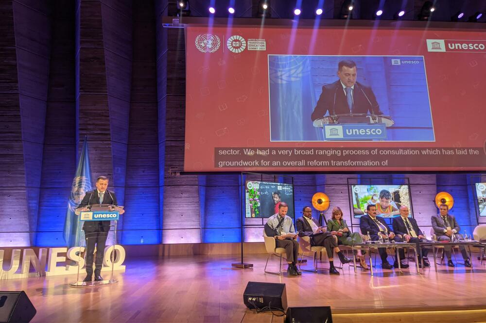 Vojinović tokom obraćanja u Parizu, Foto: Ministrarstvo prosvjete
