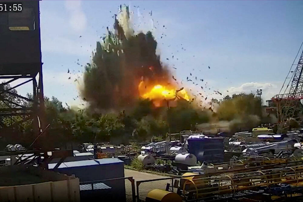 Eksplozija u trenutku kada je ruska raketa pogodila tržni centar u Kremenčuku, Foto: Rojters