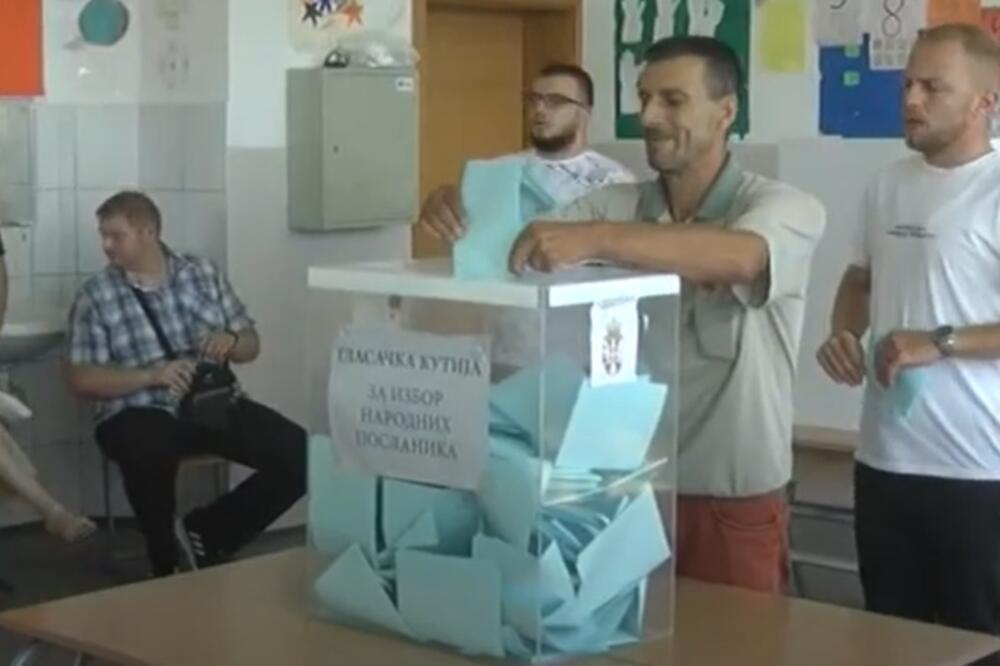 Sa glasačkog mjesta u Velikom Trnovcu, Foto: Screenshot/Youtube