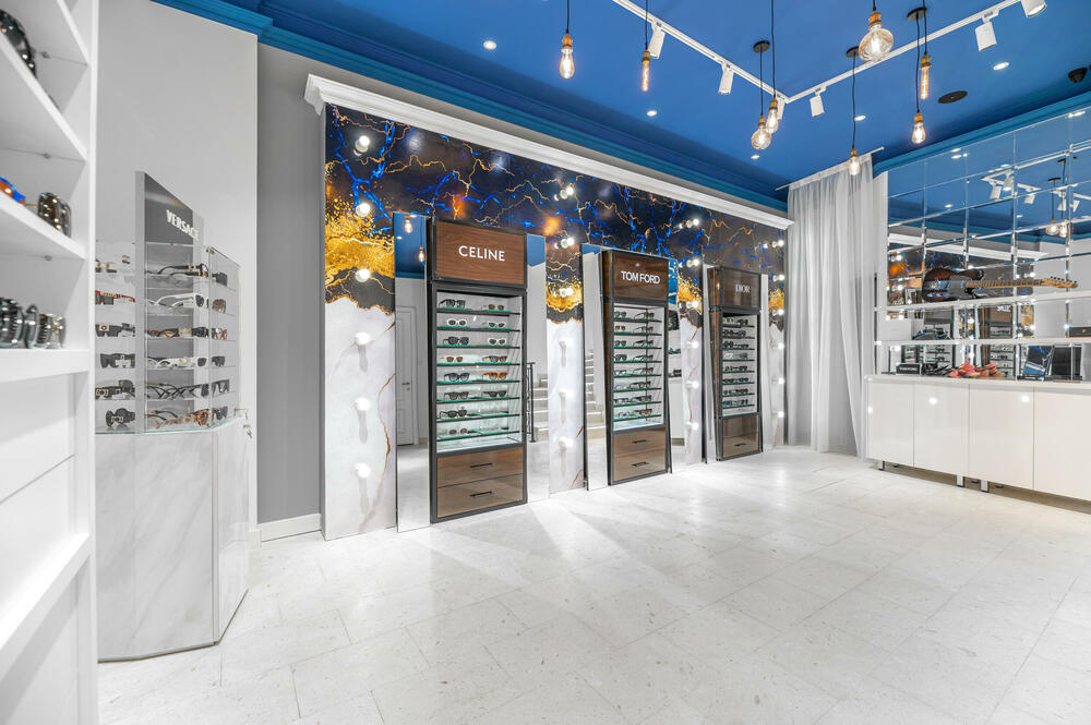 <p>U novootvorenoj butique radnji u Podgorici, na adresi Rimski trg 62, možete doživjeti jedinstven osjećaj kupovine uz asistenciju iskusnog i obučenog osoblja koje će Vam pomoći da pronadjete Vaš model sunčanih i dioptrijskih naočara u luksuznom ambijentu koji Vas neće ostaviti ravnodušnim.</p>