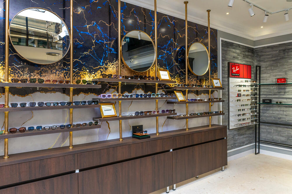 <p>U novootvorenoj butique radnji u Podgorici, na adresi Rimski trg 62, možete doživjeti jedinstven osjećaj kupovine uz asistenciju iskusnog i obučenog osoblja koje će Vam pomoći da pronadjete Vaš model sunčanih i dioptrijskih naočara u luksuznom ambijentu koji Vas neće ostaviti ravnodušnim.</p>