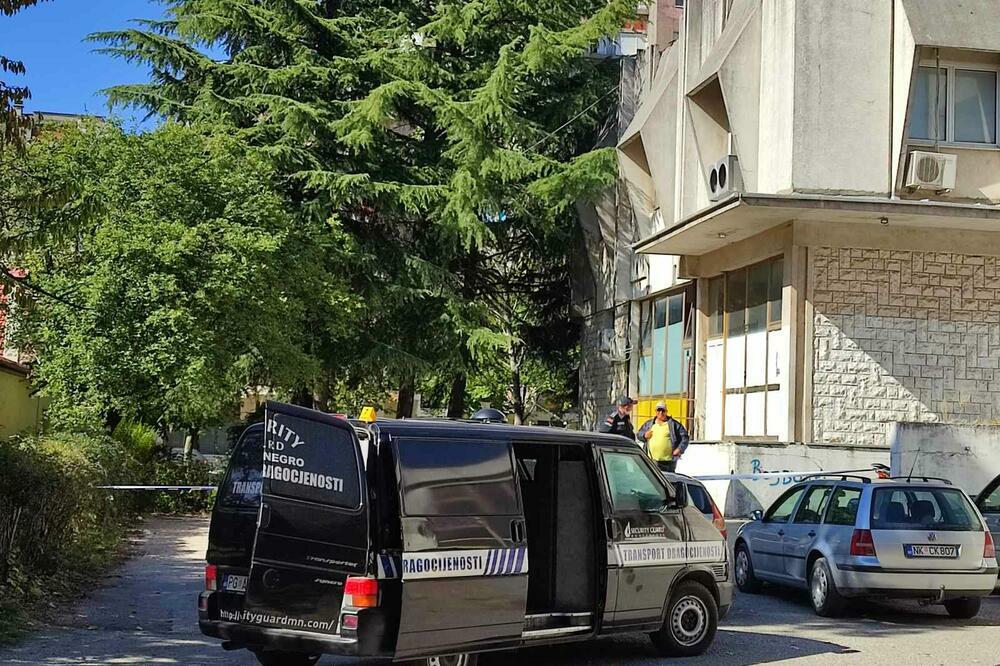 Sa uviđaja ispred pošte u Nikšiću nakon pljačke i ubistva Mrdaka, Foto: Svetlana Mandić