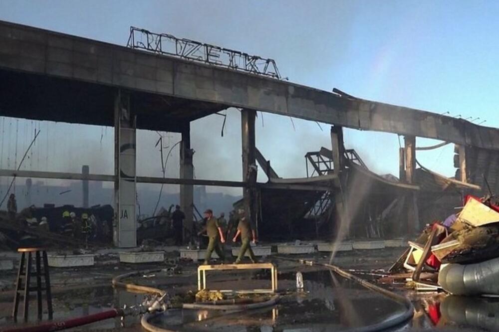Tržni centar u Kremenčuku poslije napada, Foto: Reuters