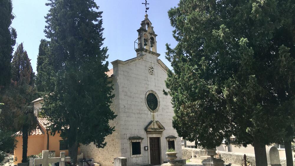 <p>Zamišljam klince iz škole na obali koji kroz prozor svaki dan vide ovo more i nebo dok se dodiruju i takmiče u ljepoti plavih tonova. Ja sam sa svog školskog prozora vidio žalosnu vrbu. Šibenik nije mjesto već privilegija</p>