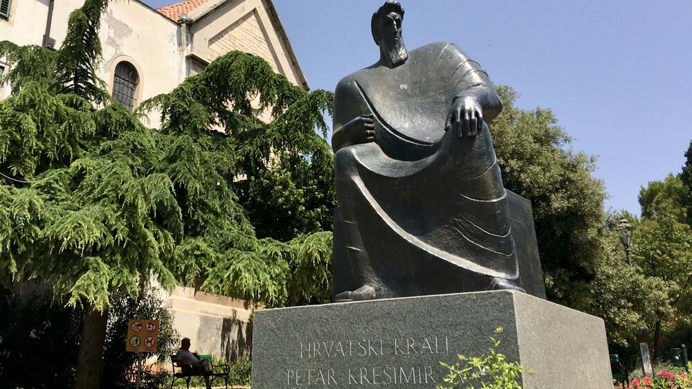 <p>Zamišljam klince iz škole na obali koji kroz prozor svaki dan vide ovo more i nebo dok se dodiruju i takmiče u ljepoti plavih tonova. Ja sam sa svog školskog prozora vidio žalosnu vrbu. Šibenik nije mjesto već privilegija</p>