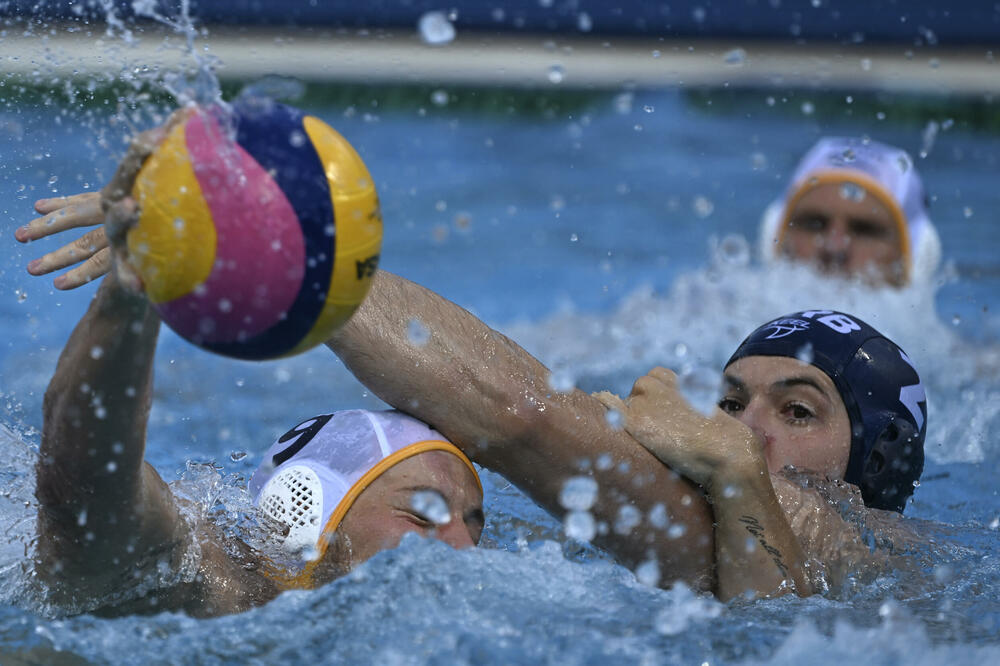 Miroslav Perković u duelu sa Dušanom Mandićem, Foto: AP Photo/Anna Szilagyi