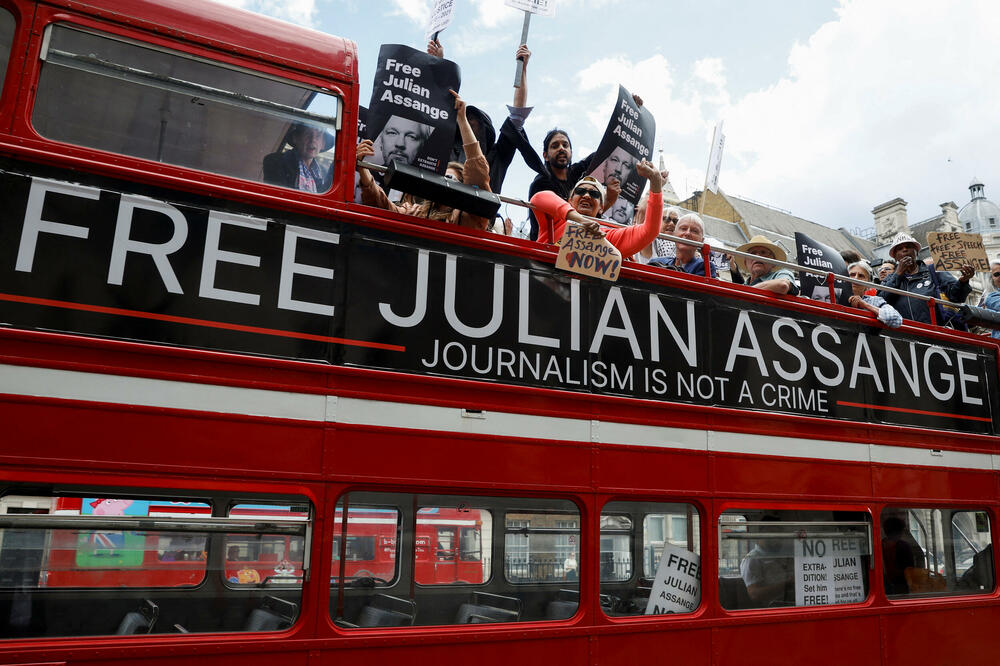 Protest pristalica Asanža, Foto: Reuters