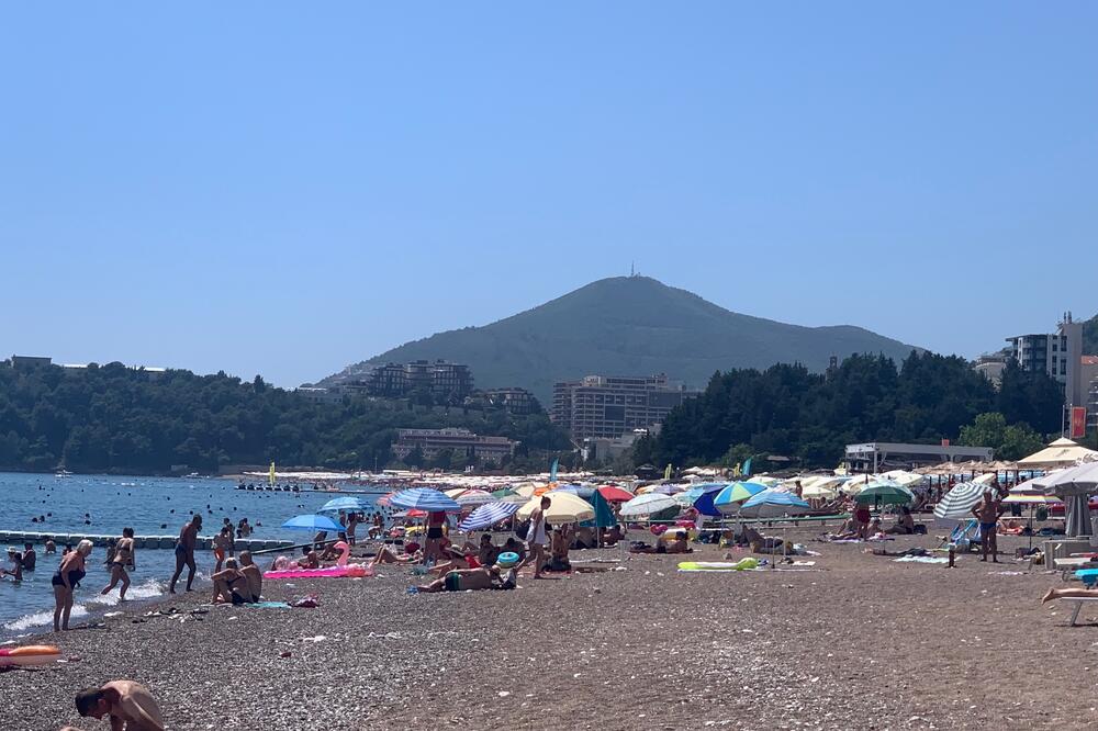 Polovinu plaža osloboditi mobilijara, Foto: Vuk Lajović