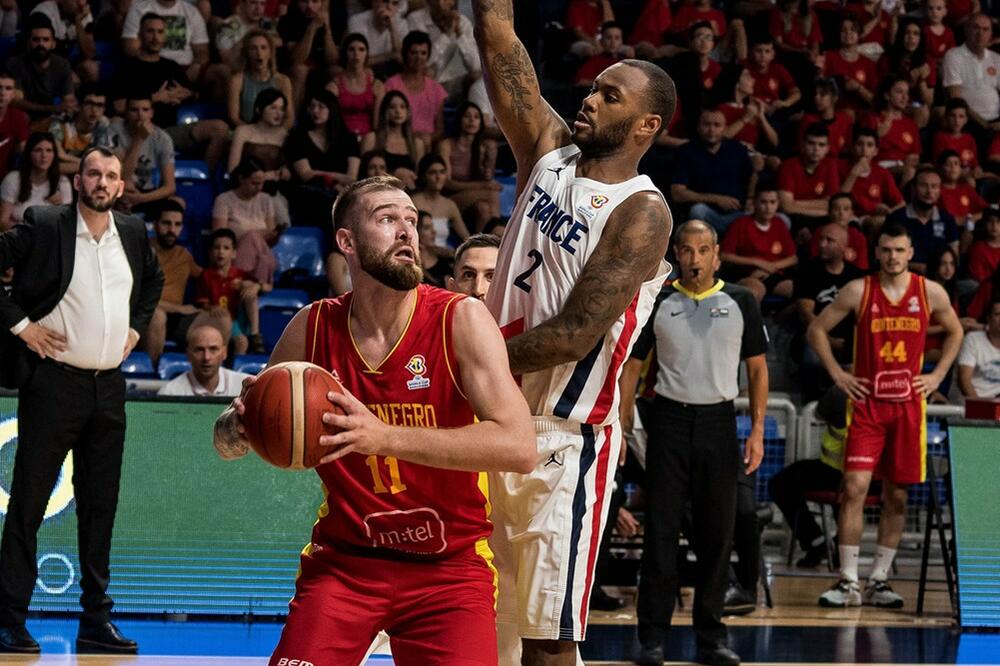 Nemanja Radović u duelu sa Amatom Mbajeom, Foto: FIBA