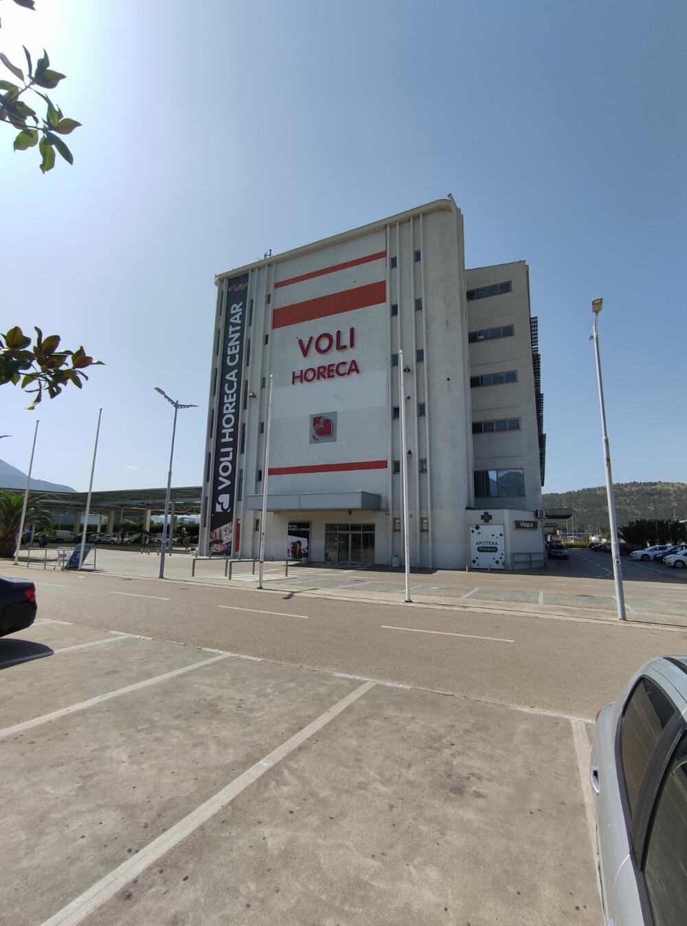 <p>HORECA kupcima je omogućen širok asortiman koji broji preko 4000 artikala, po najpovoljnijim cijenama na tržištu</p>