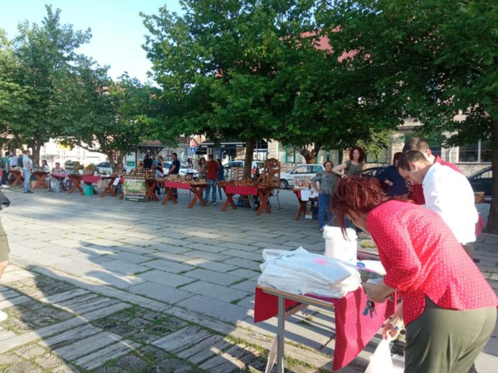 <p>Na štandovima je bio i bogat izbor ljekovitog bilja i ručnog rada. Upriličena je i degustacija priganica, koje su domaćice spremale na trgu</p>