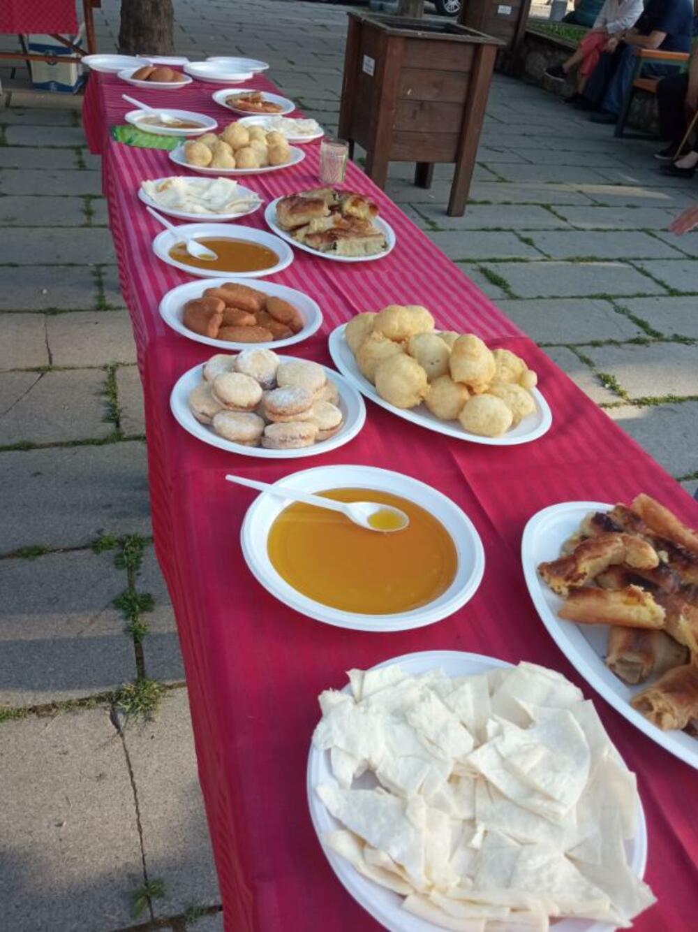 <p>Na štandovima je bio i bogat izbor ljekovitog bilja i ručnog rada. Upriličena je i degustacija priganica, koje su domaćice spremale na trgu</p>