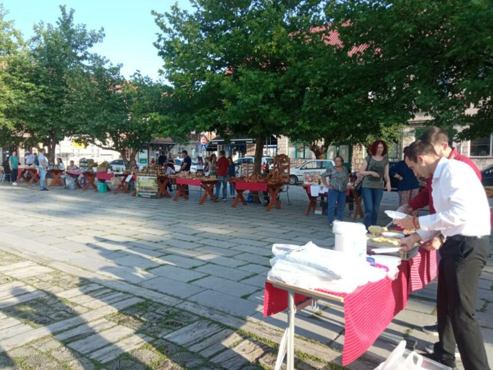 <p>Na štandovima je bio i bogat izbor ljekovitog bilja i ručnog rada. Upriličena je i degustacija priganica, koje su domaćice spremale na trgu</p>