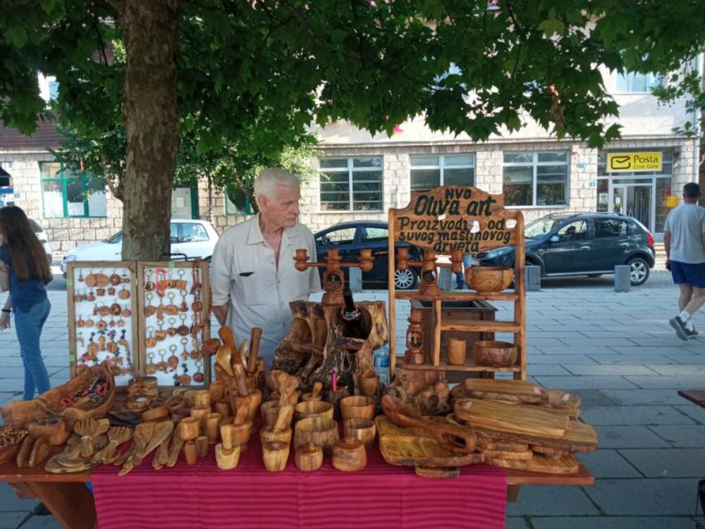 <p>Na štandovima je bio i bogat izbor ljekovitog bilja i ručnog rada. Upriličena je i degustacija priganica, koje su domaćice spremale na trgu</p>
