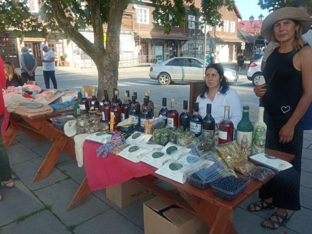 <p>Na štandovima je bio i bogat izbor ljekovitog bilja i ručnog rada. Upriličena je i degustacija priganica, koje su domaćice spremale na trgu</p>