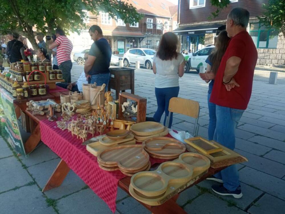 <p>Na štandovima je bio i bogat izbor ljekovitog bilja i ručnog rada. Upriličena je i degustacija priganica, koje su domaćice spremale na trgu</p>
