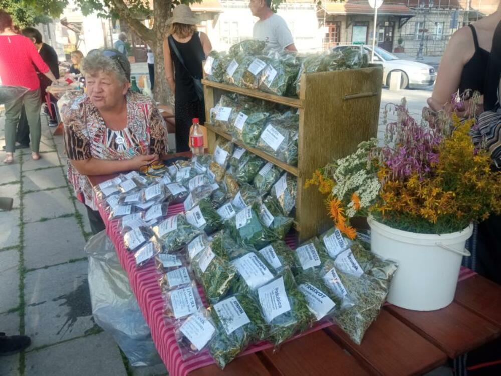 <p>Na štandovima je bio i bogat izbor ljekovitog bilja i ručnog rada. Upriličena je i degustacija priganica, koje su domaćice spremale na trgu</p>