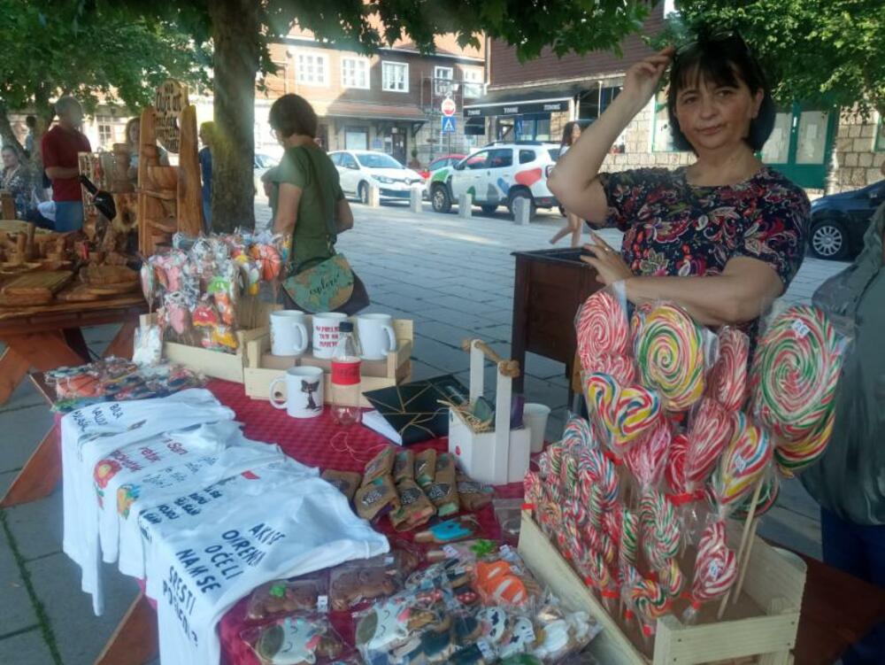 <p>Na štandovima je bio i bogat izbor ljekovitog bilja i ručnog rada. Upriličena je i degustacija priganica, koje su domaćice spremale na trgu</p>