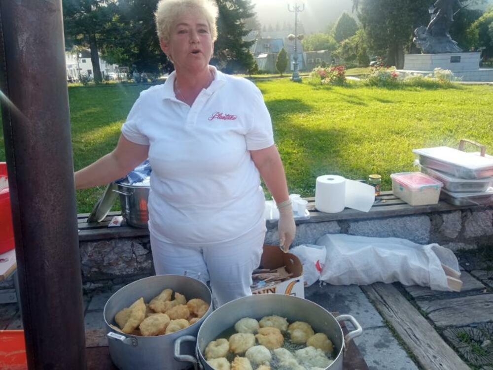 <p>Na štandovima je bio i bogat izbor ljekovitog bilja i ručnog rada. Upriličena je i degustacija priganica, koje su domaćice spremale na trgu</p>