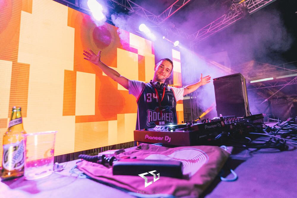 <p>"Raduju me ovakva dešavanja, kulturni sadržaj ovakvog tipa nakon korone svima je bitan i potreban", poručio je Edo Maajka</p>