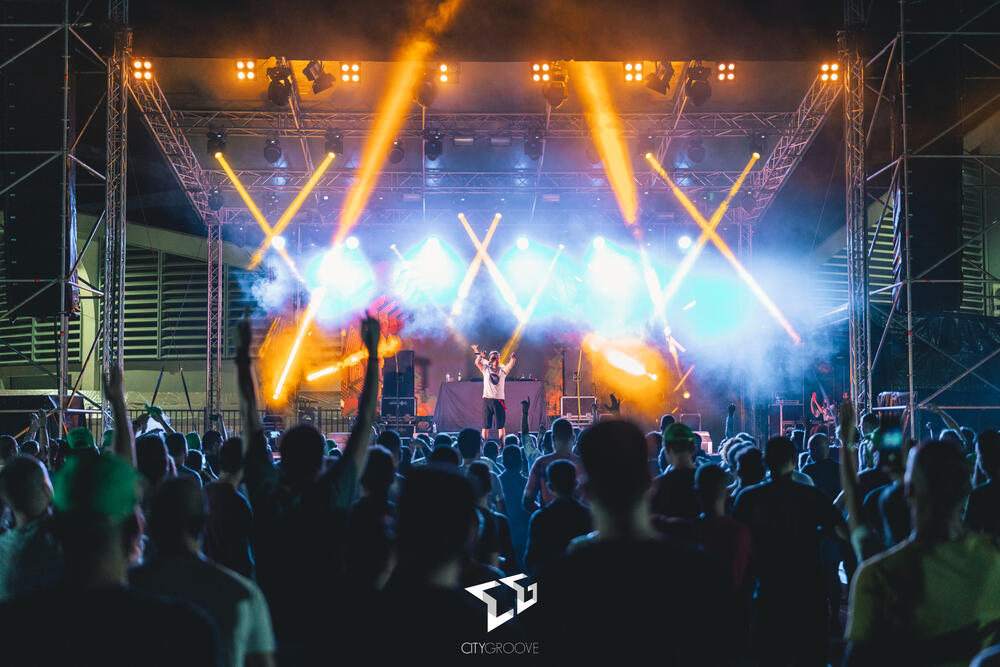 <p>"Raduju me ovakva dešavanja, kulturni sadržaj ovakvog tipa nakon korone svima je bitan i potreban", poručio je Edo Maajka</p>