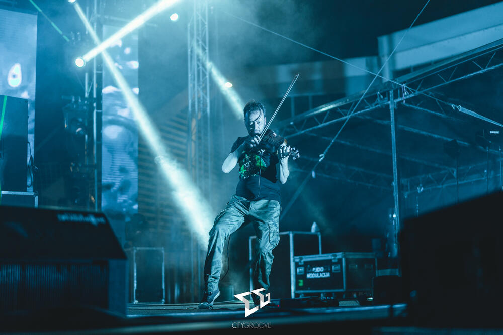 <p>"Raduju me ovakva dešavanja, kulturni sadržaj ovakvog tipa nakon korone svima je bitan i potreban", poručio je Edo Maajka</p>