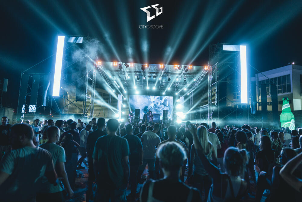 <p>"Raduju me ovakva dešavanja, kulturni sadržaj ovakvog tipa nakon korone svima je bitan i potreban", poručio je Edo Maajka</p>